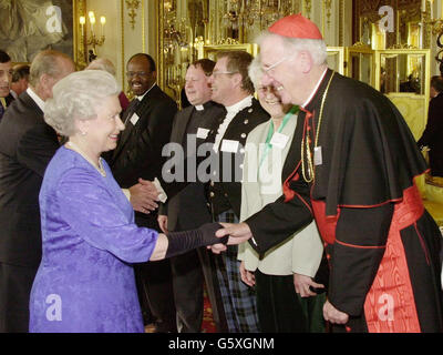 Königin Elizabeth II. Schüttelt mit seiner Eminenz Kardinal Cormac Murphy O'Connor, Erzbischof von Westminster, im Buckingham Palace die Hände. * die Königin und der Herzog von Edinburgh, zusammen mit dem Prinzen von Wales, hielten im Palast einen Empfang für 800 Vertreter der verschiedenen Glaubensrichtungen Großbritanniens aus dem ganzen Land. Stockfoto