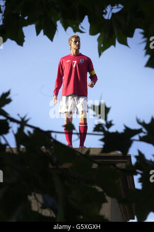 Madame Tussauds Wachsfigur des englischen Fußballers David Beckham wird vorübergehend auf einem Sockel am Trafalgar Square aufgestellt. Der Nationalskipper steht stolz auf den leeren Sockel als Auftrieb für Englands knirschenden Weltcup-Kampf mit Nigeria. Stockfoto