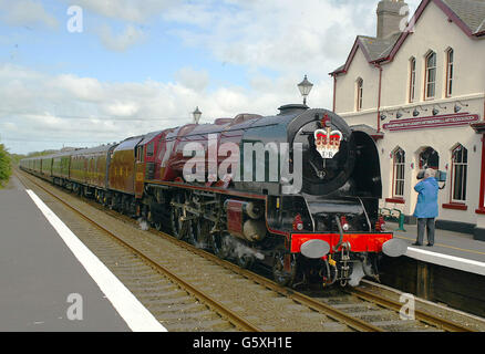 Der Royal-Zug, der mit einer Dampfmaschine angetrieben wird, steht am Bahnhof Llanfair PG in Anglesey, Nordwales, am Beginn der jüngsten Etappe der Queen's Golden Jubilee Tour durch Großbritannien. Es ist die erste Gelegenheit, dass Dampf seit über 35 Jahren zum Schleppen des Royal Train verwendet wurde. * die verwendete Lokomotive, die Herzogin von Sutherland, wurde 1938 in Crewe gebaut und ist ein Mitglied der Königskrönungsklasse der Lokomotiven - die ganze Klasse wird so benannt zur Feier der Krönung von König Georg VI. Und Königin Elisabeth im Jahr 1937. Llanfair PG ist eine Abkürzung für das Dorf, das sich über den längsten Ort verfügt Stockfoto