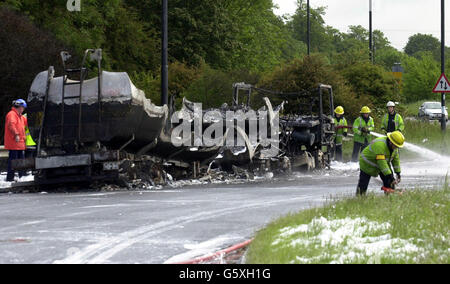 Rettungsdienste, die am Ort der Explosion des Tankers anwesend waren. Der Verkehr wurde heute an einer stark befahrenen Autobahnkreuzung ins Chaos gestürzt, als ein Tanker mit 30,000 Litern Benzin in Brand geriet. * der Tanker kippte und brannte kurz vor 7:00 Uhr in einem Kreisverkehr über der Ausfahrt 18 der M4 in Tormarton bei Bristol an der Abzweigung Bath. Der Fahrer des Tankers stieg sofort aus seinem Fahrzeug aus und war unverletzt, aber das Feuer sendete Rauch, der 100 Fuß in der Luft wehte. Stockfoto