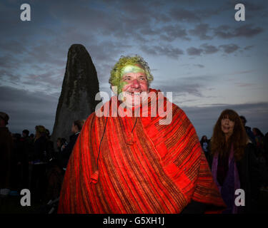 Nachtschwärmer treffen sich in Stonehenge um die Sommersonnenwende zu feiern Stockfoto