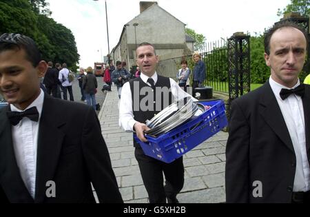 Kellner, die am Tor von Castle Leslie in Glaslough, County Monaghan, Rep. Of Ireland, ankommen, wo Sir Paul Mc Cartney und Heather Mills später heute auf dem Schlossgelände heiraten werden. Stockfoto