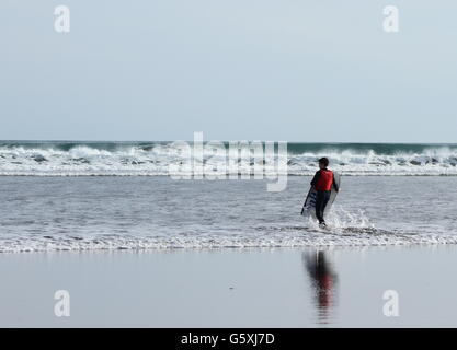 Fuß in Richtung große Wellen zu surfen Stockfoto