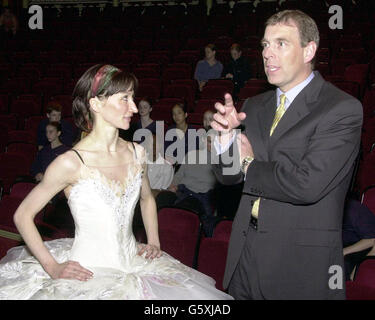 Der Herzog von York chattet mit Daria Klimentova aus der Tschechischen Republik, die die Haupttänzerin der englischen Nationalballettproduktion von 'Swan Lake' ist, in der Royal Albert Hall. Der Herzog ist Patron der Ballet Company und ist in die Halle getaucht, um in letzter Minute die Vorführungen zu sehen. *... für die Show, die in der Royal Albert Hall eröffnet wird. Stockfoto