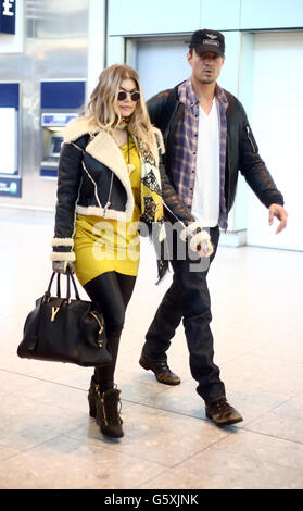 Fergie Sichtung - Heathrow. Singer Fergie (Stacy Ann Ferguson) kommt mit Ehemann Josh Duhamel am Terminal 5 des Flughafens Heathrow an. Stockfoto