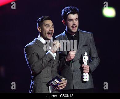 Louis Smith und Jack Whitehall (rechts) auf der Bühne während der Brit Awards 2013 in der O2 Arena, London. Stockfoto