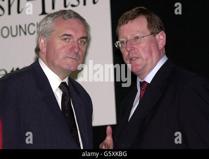 Der irische Premierminister Bertie Ahern (links) spricht mit dem ersten Minister Nordirlands, David Trimble, in Jersey, wo sie am britisch-irischen Rat teilnahmen, der im Karfreitagsabkommen eingerichtet wurde. *...... Vertreter der Republik Irland, England, Schottland, Wales, Nordirland, Jersey, Guernsey und die Isle of man, um Fragen zu diskutieren, die die gesamten britischen Inseln betreffen. Stockfoto