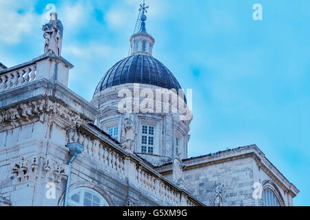 Domkuppel und Figuren Dubrovnik Kroatien Stockfoto