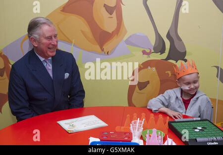 Der Prinz von Wales mit dem sechsjährigen Joe Black, der sich mit Mitarbeitern und Patienten im Great Ormond Street Children's Hospital in London trifft. Stockfoto