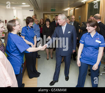 Der Prinz von Wales trifft sich mit Mitarbeitern und Patienten im Great Ormond Street Children's Hospital in London. Stockfoto