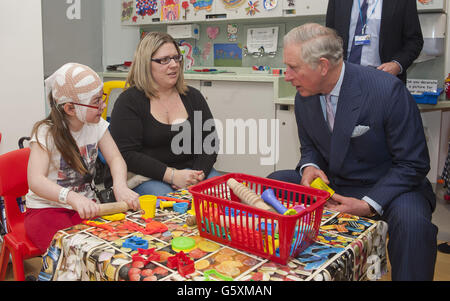 Der Prinz von Wales die achtjährige Katie Tuffin und ihre Mutter Emma aus Cambridgeshire treffen sich mit Mitarbeitern und Patienten im Great Ormond Street Children's Hospital in London. Stockfoto