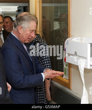 Der Prinz von Wales desinfiziert seine Hände, als er sich mit Mitarbeitern und Patienten im Great Ormond Street Children's Hospital in London trifft. Stockfoto