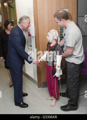 Der Prinz von Wales mit dem neunjährigen Ethan Macey aus Wales trifft sich mit Mitarbeitern und Patienten im Great Ormond Street Children's Hospital in London. Stockfoto