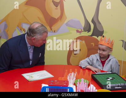 Der Prinz von Wales mit dem sechsjährigen Joe Black, der sich mit Mitarbeitern und Patienten im Great Ormond Street Children's Hospital in London trifft. Stockfoto