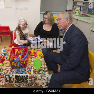 Der Prinz von Wales die achtjährige Katie Tuffin und ihre Mutter Emma aus Cambridgeshire treffen sich mit Mitarbeitern und Patienten im Great Ormond Street Children's Hospital in London. Stockfoto