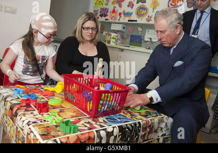 Der Prinz von Wales die achtjährige Katie Tuffin und ihre Mutter Emma aus Cambridgeshire treffen sich mit Mitarbeitern und Patienten im Great Ormond Street Children's Hospital in London. Stockfoto