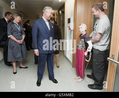 Der Prinz von Wales mit dem neunjährigen Ethan Macey aus Wales trifft sich mit Mitarbeitern und Patienten im Great Ormond Street Children's Hospital in London. Stockfoto