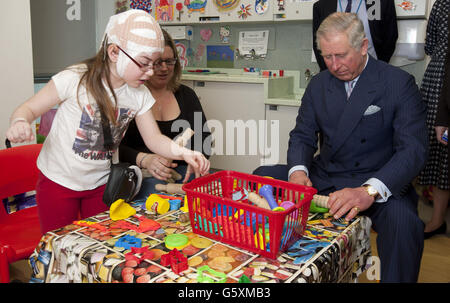 Der Prinz von Wales die achtjährige Katie Tuffin und ihre Mutter Emma aus Cambridgeshire treffen sich mit Mitarbeitern und Patienten im Great Ormond Street Children's Hospital in London. Stockfoto