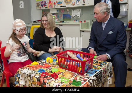 Der Prinz von Wales die achtjährige Katie Tuffin und ihre Mutter Emma aus Cambridgeshire treffen sich mit Mitarbeitern und Patienten im Great Ormond Street Children's Hospital in London. Stockfoto