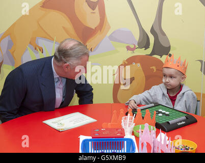 Der Prinz von Wales mit dem sechsjährigen Joe Black, der sich mit Mitarbeitern und Patienten im Great Ormond Street Children's Hospital in London trifft. Stockfoto