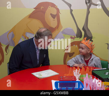 Der Prinz von Wales mit dem sechsjährigen Joe Black, der sich mit Mitarbeitern und Patienten im Great Ormond Street Children's Hospital in London trifft. Stockfoto