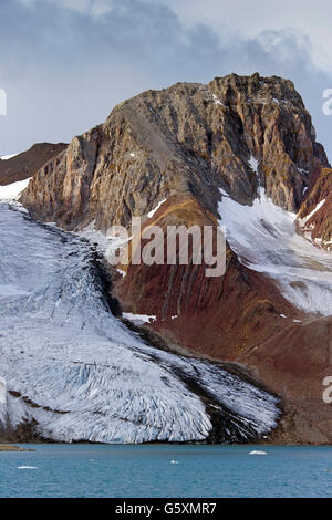 Samarinbreen Gletscher mündet in Samarinvågen, Bucht des Fjords Hornsund in Sørkapp Land auf Spitzbergen, Svalbard Stockfoto