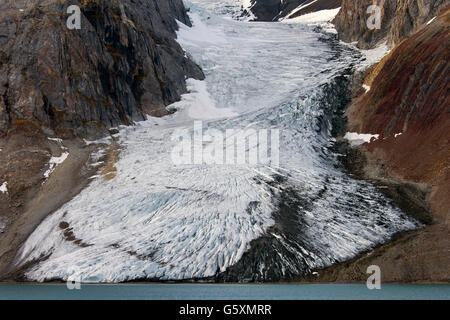 Samarinbreen Gletscher mündet in Samarinvågen, Bucht des Fjords Hornsund in Sørkapp Land auf Spitzbergen, Svalbard Stockfoto