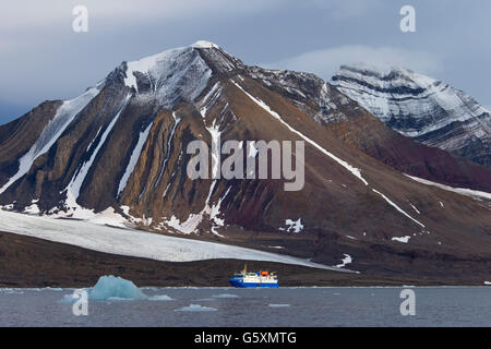 Das Expeditionsschiff M/S Quest im Hornsund Fjord, West zum Meer Grönland, Spitzbergen, Norwegen Stockfoto