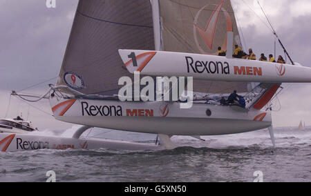 Ivan Bourgnans Triamaran Rexona Men nimmt am Round the Island Race Teil, kurz bevor er auf Grund läuft und sich aus der Flotte zurückzieht. Über 1,600 Yachten und 13,000 Segler nahmen an der jährlichen Veranstaltung aus Cowes Teil. *... für eine 50 nautische Meile, gegen den Uhrzeigersinn Umrundung der Isle of Wight. Tracy Edwards' Katamaran Maiden II kehrte im Nu nach dem Streckenrekord, der in 24 Stunden vom amerikanischen Schiff PlayStation gesegelt war, in britische Gewässer zurück. Stockfoto