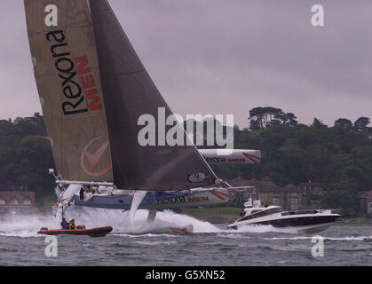 Ivan Bourgnans Triamaran Rexona Men nimmt am Round the Island Race Teil, kurz bevor er auf Grund läuft und sich aus der Flotte zurückzieht. Über 1,600 Yachten und 13,000 Segler nahmen an der jährlichen Veranstaltung aus Cowes Teil. *... für eine 50 nautische Meile, gegen den Uhrzeigersinn Umrundung der Isle of Wight. Tracy Edwards' Katamaran Maiden II kehrte im Nu nach dem Streckenrekord, der in 24 Stunden vom amerikanischen Schiff PlayStation gesegelt war, in britische Gewässer zurück. Stockfoto