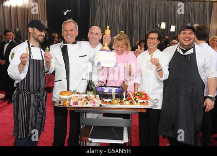 Wolfgang Puck (zweiter links) bei der Ankunft für die 85. Academy Awards im Dolby Theater, Los Angeles. Stockfoto