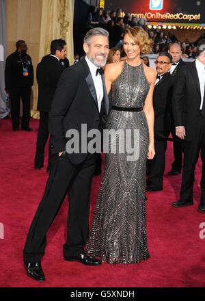 George Clooney und Stacy Keibler kommen zu den 85. Academy Awards im Dolby Theater, Los Angeles. Stockfoto