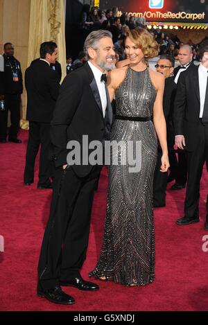 George Clooney und Stacy Keibler kommen zu den 85. Academy Awards im Dolby Theater, Los Angeles. Stockfoto