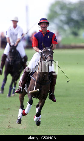 Royal Polo im Beaufort Polo Club. S.H. Prinz Charles in Aktion während seines Polo-Spiels im Beaufort Polo Club. Stockfoto