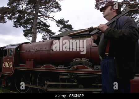 Der Eisenbahningenieur Phil Gray bereitet sich auf den Abbau der Dampflokomotive Royal Scot im Bressingham Steam Museum in Diss, Norfolk, vor, wo sie dank eines 339,000-Jahre-Lotteriezuschusses überholt wird. * die Lokomotive, die 1927 zu einem Preis von 7, 740 gebaut wurde, war die erste von 71 Elite-Motoren der Klasse 4-6-0, die Hochgeschwindigkeitsverkehr zwischen Euston, Manchester, Liverpool, Carlisle und Glasgow. Die Lokomotive wird innerhalb von vier Jahren wieder voll funktionsfähig sein. Stockfoto