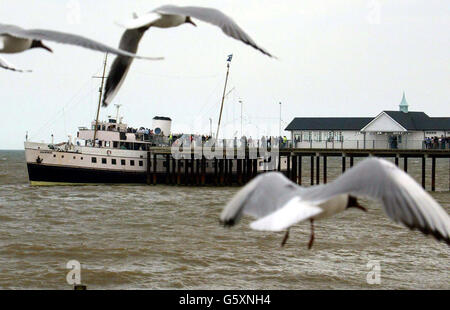 Die MV Balmoral legt am Pier an, nachdem sie Passagiere von Ipswich, Harwich und Clacton abgeholt hat. Der Pier wurde im Jahr 2001 umgebaut, aber das Ende ist erst gerade fertig, so dass es Schiffe zum Andocken erlauben kann. * das erste seit fast 74 Jahren seit Belle Steamers 1928 den regulären Dienst eingestellt hat, als Southwold während der Sommermonate ein regelmäßiger Halt auf der Great yarmouth/London-Route war. Aber die landungtage wurde 1934 von Stürmen weggespült. Stockfoto