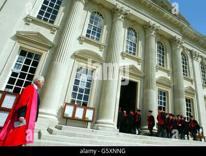 Mitglieder der Cambridge University bei einer traditionellen Zeremonie im Senat der Universität. Der Kanzler der Universität Cambridge, der Herzog von Edinburgh, wird Ehrentitel verleihen. * die Ehrengaradierten von 2002 sind der rechte ehrenwerte Harry Kenneth Baron Wolf of Barnes, Rhoda Dorsey (MA), Mary Hesse (FBA MA), Timothy Hunt (FRS PhD) und Sir Bernhard Williams (FBA MA). 02/11/2004 die Minister erwägen die Abschaffung der umstrittenen neuen Ziele, die einen großen Streit darüber ausgelöst haben, wie mehr Staatsschüler an die besten Universitäten gelangen, Dienstag, 2. November 2004. Von der veröffentlichten Studie Stockfoto