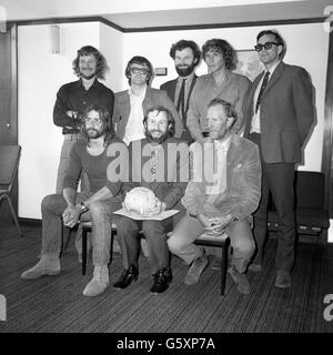 Das erste komplett britische Team, das hofft, die Südwestwand des Mount Everest zu besteigen. Stehend: (l-r) Graham Tiso, Mick Burke, Nick Estcourt, Dougal Haston und Dr. Barney Rosedale. Sitzend (l-r) Doug Scott, Expeditionsleiter Chris Bonington und Hamish MacInnes. Stockfoto