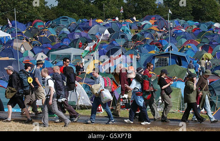 Tausende von Festivalbesuchern kommen zum Glastonbury Festival nach Pilton, Somerset. Stockfoto