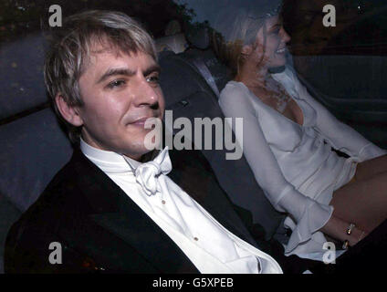 Nick Rhodes und seine Freundin Meredith Ostrum kommen für Sir Elton John's White Tie und Tiara Ball in 'Woodside', seinem Herrenhaus in Berkshire an. Alle Mittel aus der exklusiven Privatparty gehen an die Elton John AIDS Foundation. Stockfoto