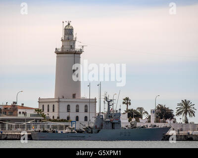 MALAGA, SPANIEN - 09. MÄRZ 2016: Blick auf Hafen und Leuchtturm Stockfoto