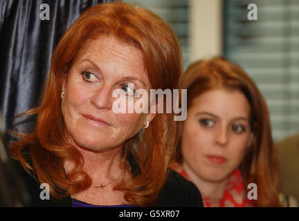 Die Herzogin von York mit Prinzessin Beatrice, als sie offiziell eine ambulante Abteilung des Jugendkrebsvertrauens im Macmillan Cancer Center des University College Hospitals im Zentrum von London eröffnet. Stockfoto