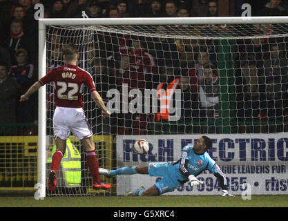 Swindon Town Torhüter Wes Foderingham beobachtet, wie der Ball geht Vorbei an ihm für das erste Tor des Spiels erzielte Von Burys Steven Schumacher (nicht im Bild) Stockfoto