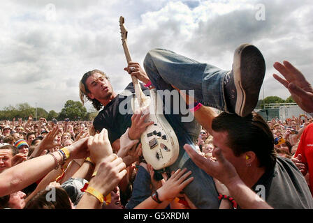 Gavin Rossdale von der Band Bush spielt beim Glastonbury Festival in Pilton, Somerset, in der Menge. Das Festival ist komplett ausverkauft, und die Wettervorhersage sieht gut aus für die Tausenden von Musikfans auf dem Gelände. Stockfoto