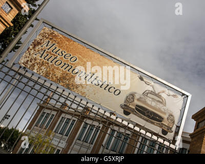 MALAGA, SPANIEN - 09. MÄRZ 2016: Schild am Eingang des Motormuseums Stockfoto