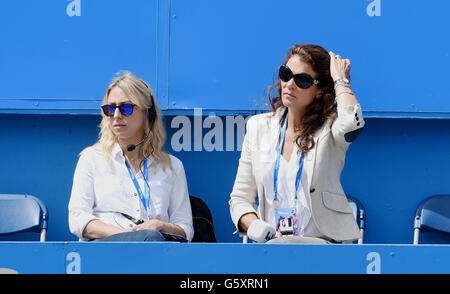 Ehemaliger Spieler und jetzt Fernsehmoderatorin Annabel Croft (rechts) beim Aegon International Tennisturnier im Devonshire Park in Eastbourne. 21. Juni 2016. Simon Dack / Tele-Bilder Stockfoto