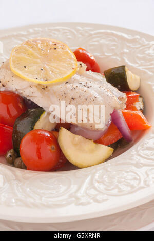 Fisch-Provence ein Meeresfrüchte Gericht aus gebratenem Gemüse und weißen Fischfilet Stockfoto