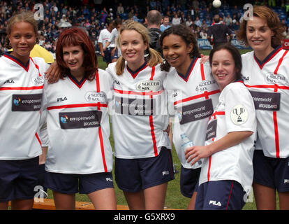 Die weibliche Besetzung von BBC's Cutting IT während des Music Industry Soccer Six Fußballturniers auf dem Chelsea Stamford Bridge Fußballplatz in London. Stockfoto