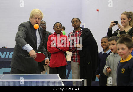 Der Bürgermeister von London Boris Johnson spielt Tischtennis während eines Besuchs im Crown and Manor Youth Club im Norden Londons, einem 100 Jahre alten Jugendclub, der 10,000 Jungen geholfen hat. DRÜCKEN Sie VERBANDSFOTO. Bilddatum: Donnerstag, 28. Februar 2013. Bildnachweis sollte lauten: Yui Mok/PA Wire Stockfoto