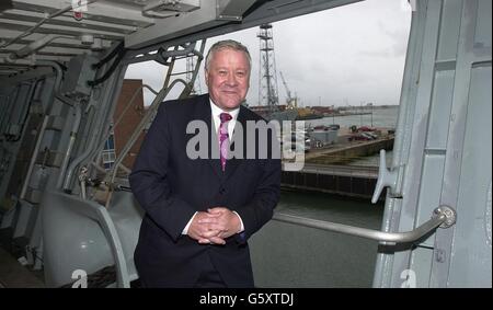 Verteidigungsminister Adam Ingram an Bord der HMS Ark Royal in Portsmouth, während der Ankündigung von Stützpunkten für die neuen Marineschiffe. Portsmouth wird die Heimat der nächsten Generation der Superflugzeuge der Royal Navy sein, der Armed Forces'. * die zwei neuen Schiffe, die ab 2012 in Betrieb sein sollen, werden auf dem Marinestützpunkt Hampshire ihren Sitz haben. Stockfoto